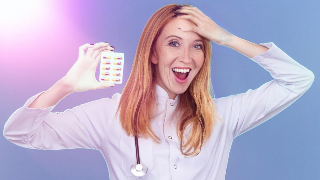Радостная женщина доктор с лекарствами от мигрени
