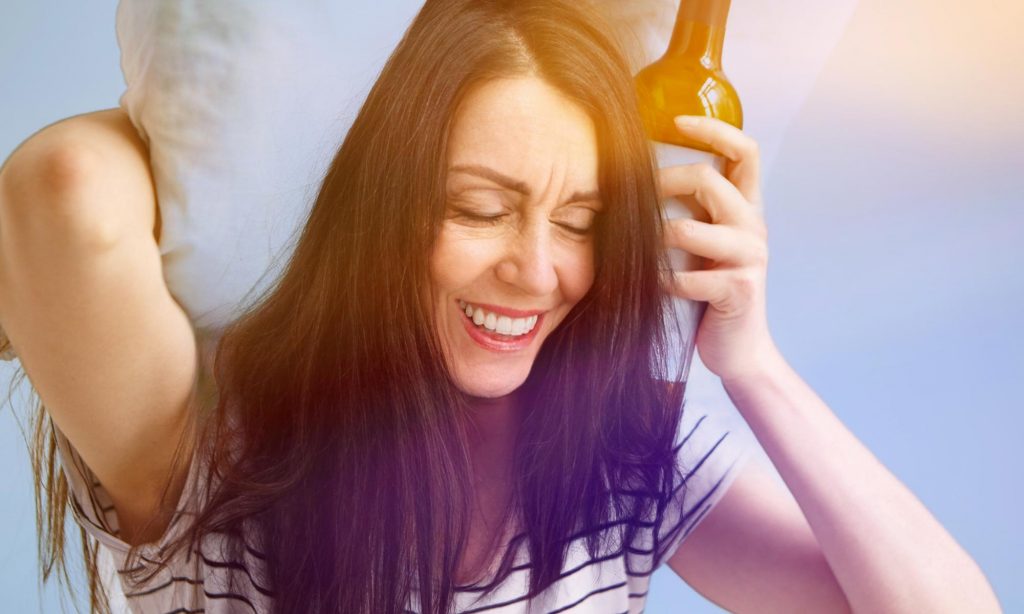 Приступ мигрени у женщины, употребившей алкоголь