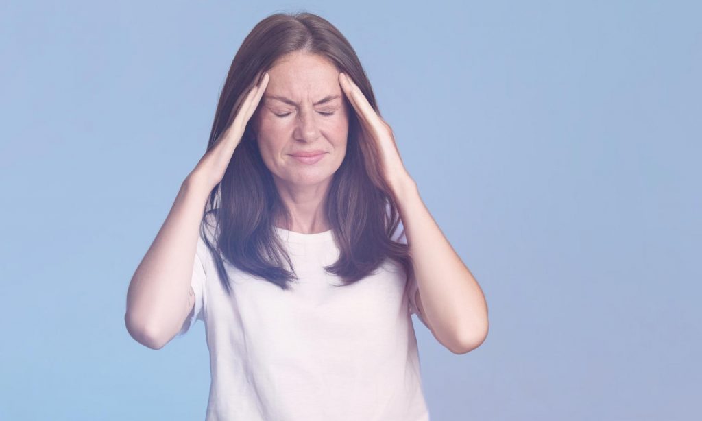 Женщина средних лет с сильной головной болью