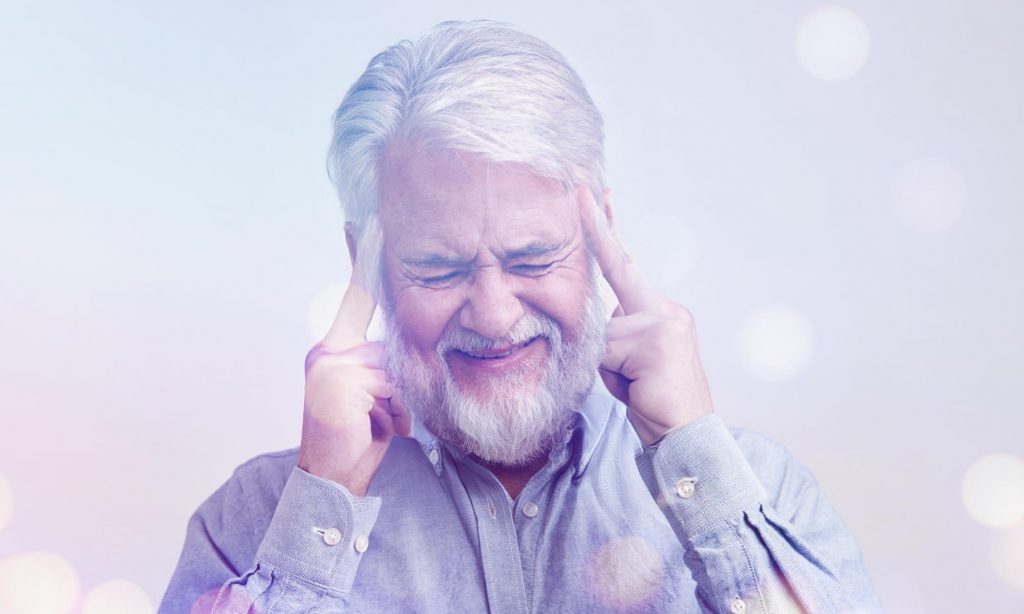 Мужчина 50-60 лет во время головной боли