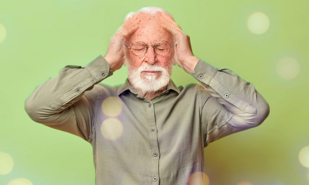 Приступ головной боли у пожилого мужчины