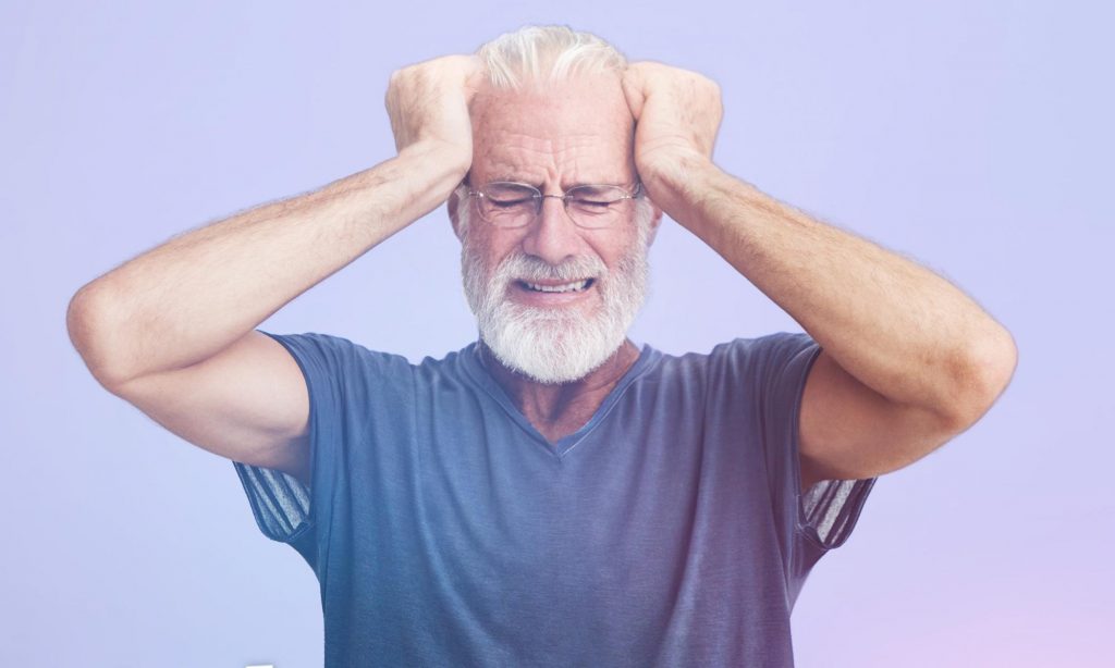 Мужчина 45 лет испытывает головную боль после стресса