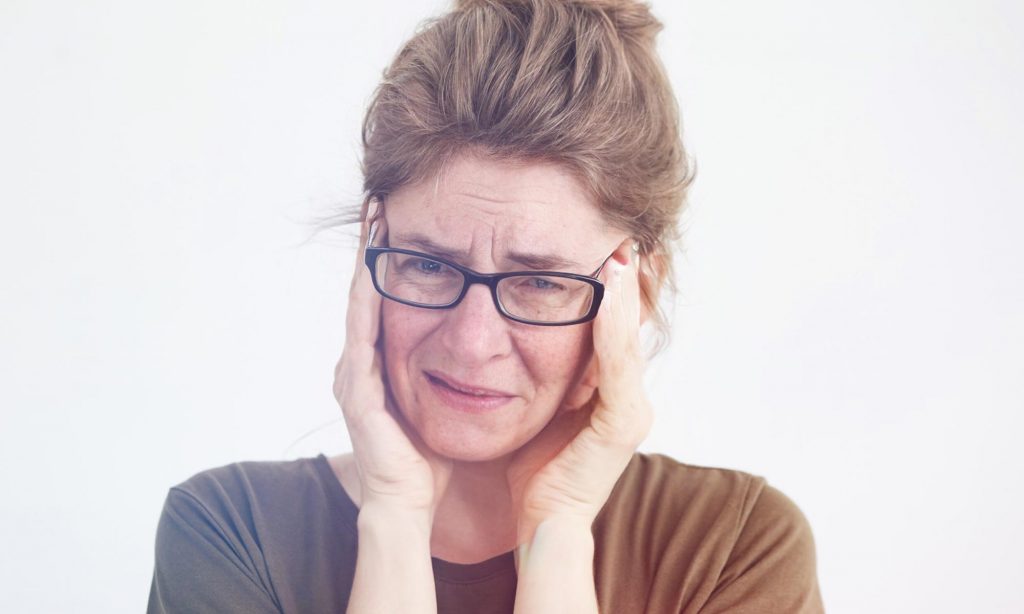 Женщина средних лет во время приступа мигрени